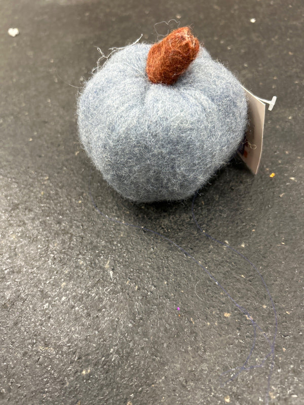 GREY FELTED PUMPKIN